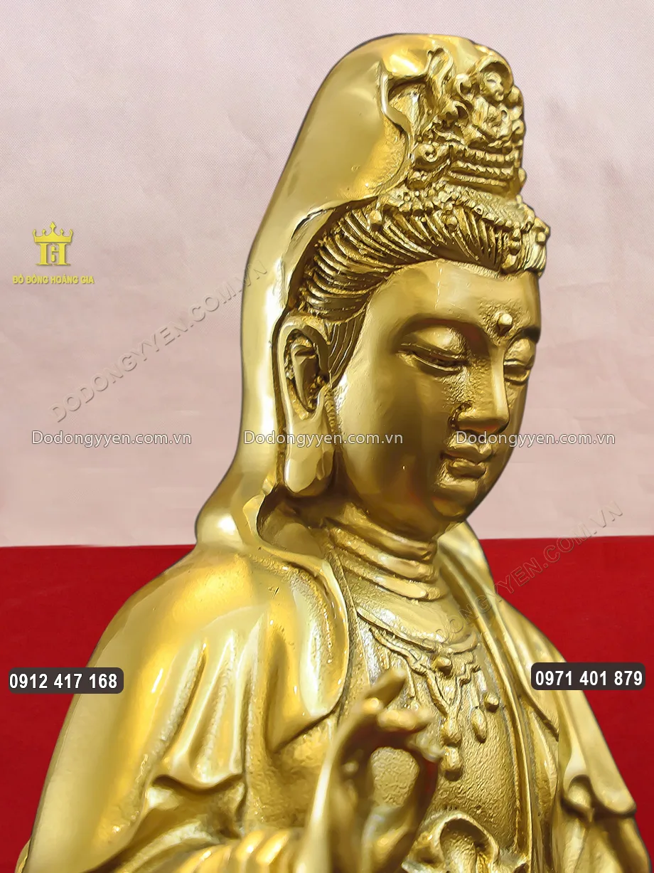 Gương mặt tr&ograve;n đầy ph&uacute;c hậu của Quan &Acirc;m Bồ T&aacute;t được chạm khắc sắc n&eacute;t
